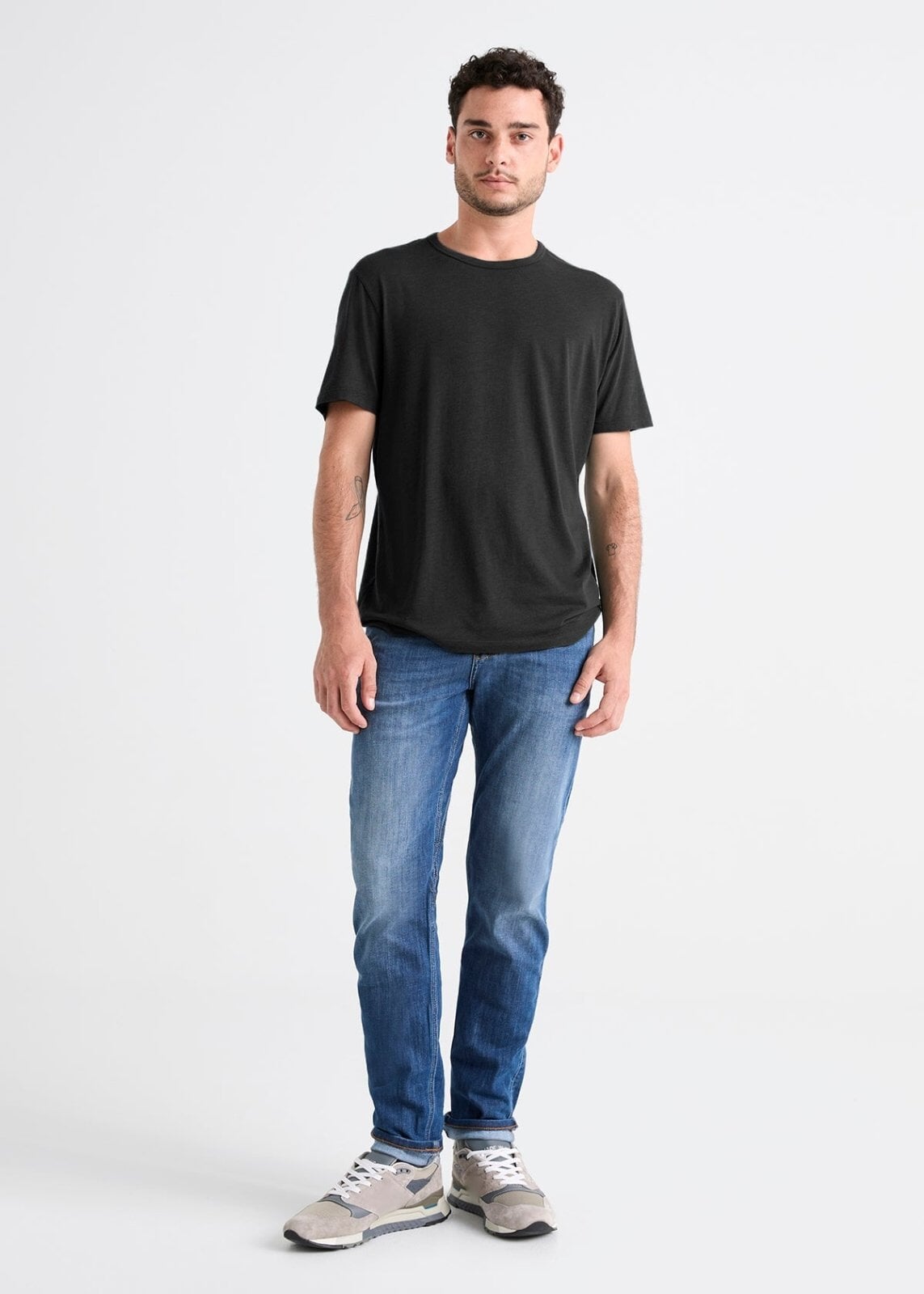 mens 100% Pima cotton black t-shirt full body